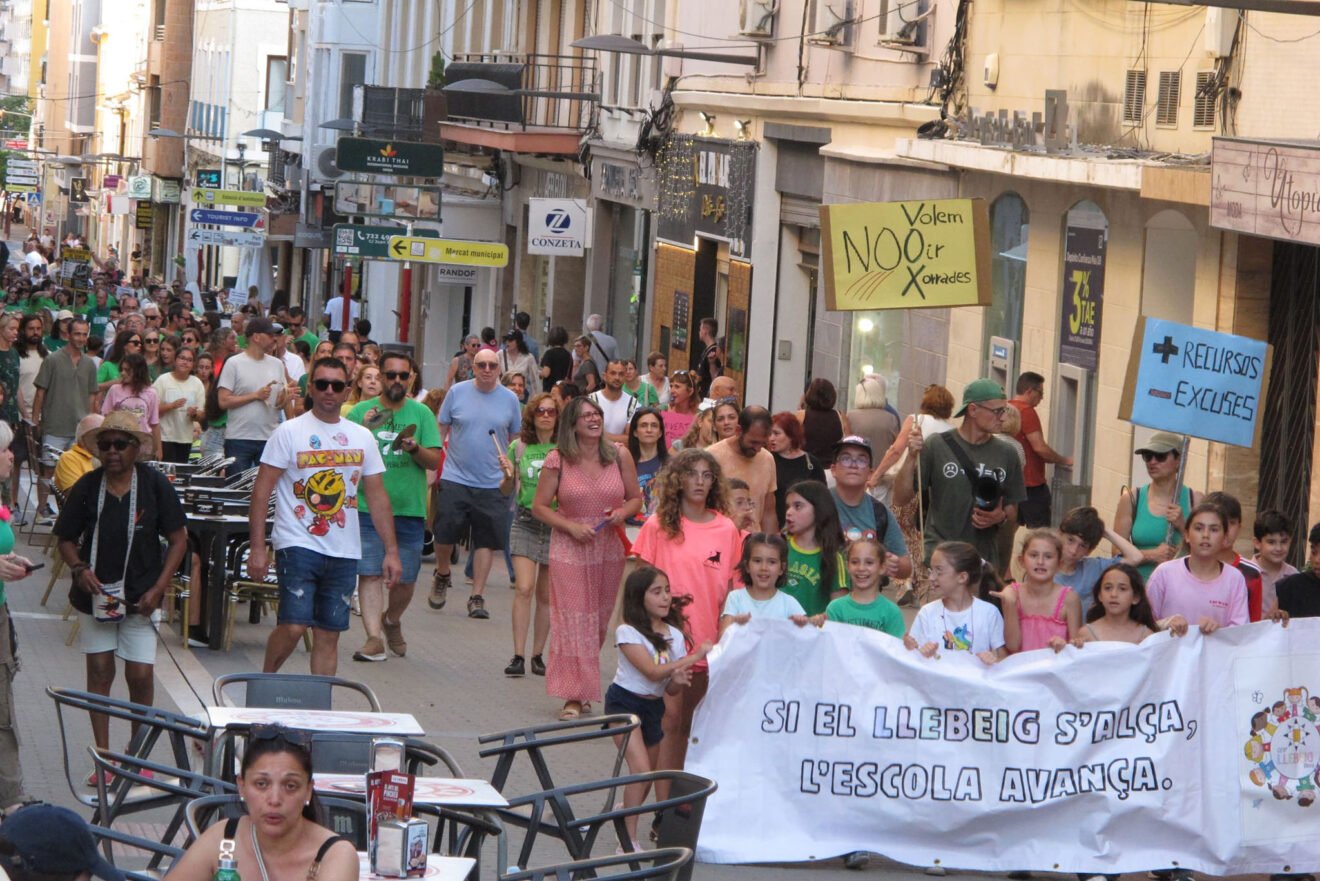 Manifestación en Dénia huelga educación pública 3 junio 36