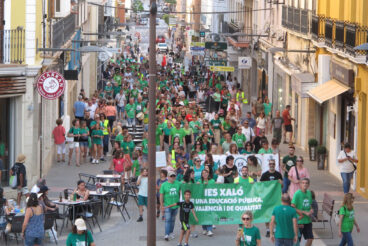 manifestacion por la educacion publica llegando a la placa del consell de denia