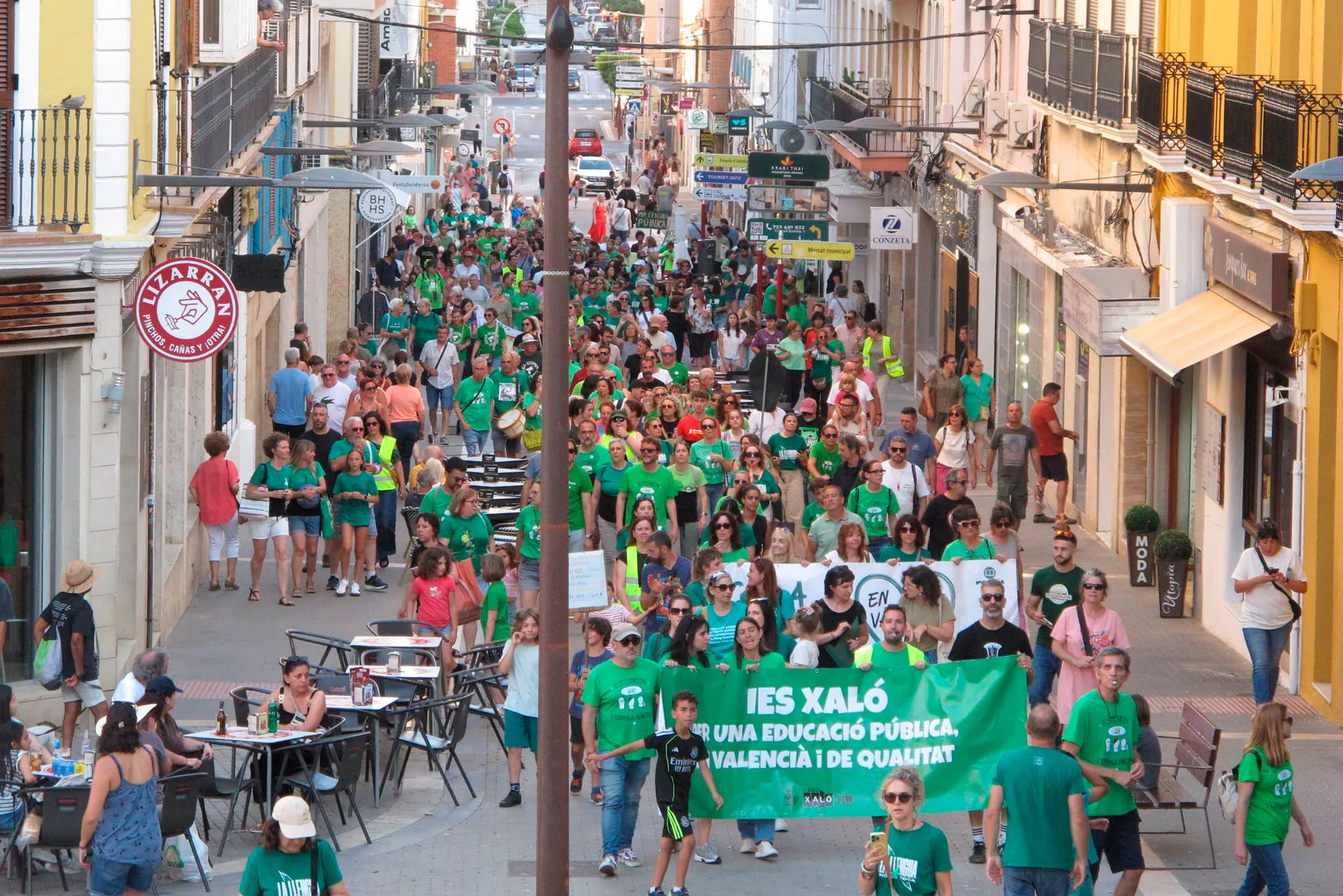 manifestacion por la educacion publica llegando a la placa del consell de denia