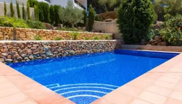 Mantenimiento profesional de piscinas en Dénia con agua cristalina