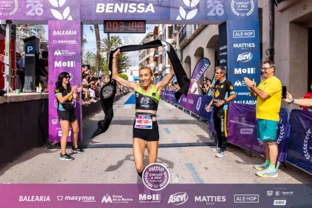 Imagen: María Isabel Ferrer cruzando la meta como ganadora en la Cursa Popular de Benissa.