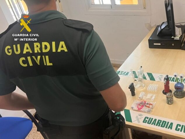 Imagen: Material relacionado con drogas incautado por la Guardia Civil al conductor fugado.