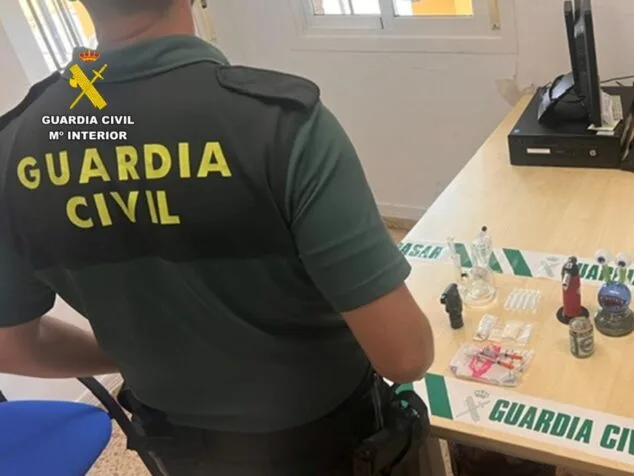 Imatge: Material relacionat amb drogues incautat per la Guàrdia Civil al conductor fugat.
