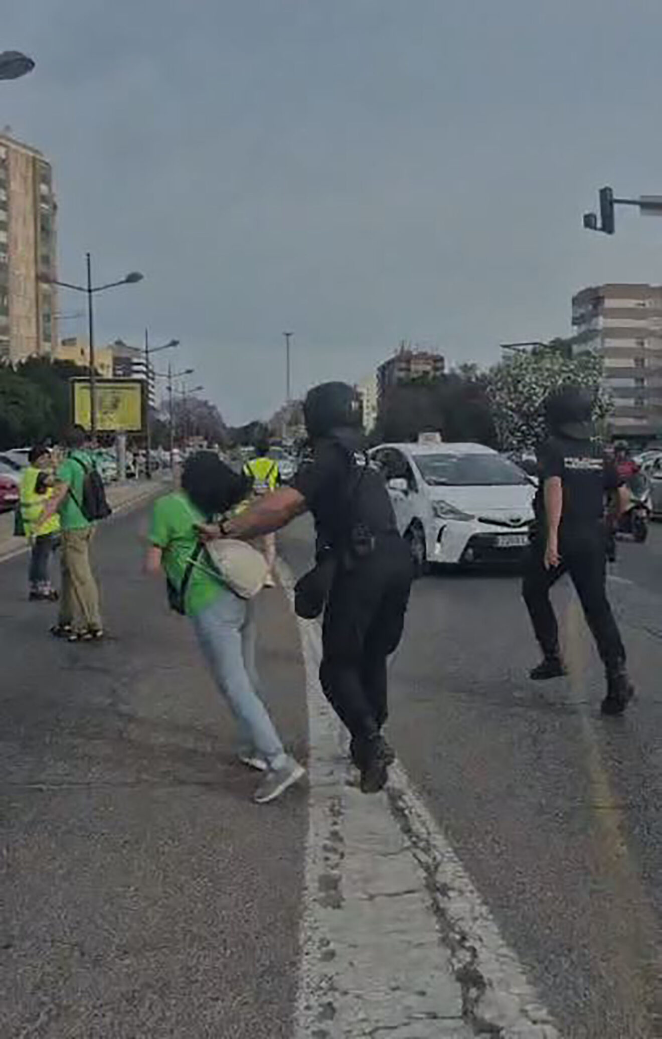 Momento de la intervención policial capturado por un vídeo en el que una docente es empujada bruscamente al suelo