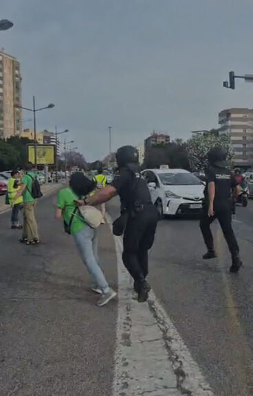 Momento de la intervención policial capturado por un vídeo en el que una docente es empujada bruscamente al suelo
