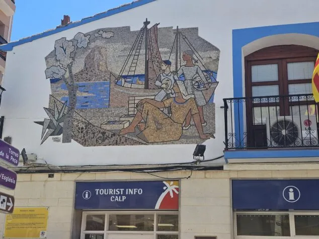 Imagen: Mosaico mural de Gastón Castelló en la fachada de la Tourist Info de Calp representando una escena marinera.