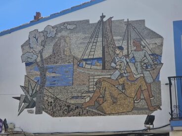 Vista del emblemático mosaico de Gastón Castelló en la plaza del Mosquit de Calp