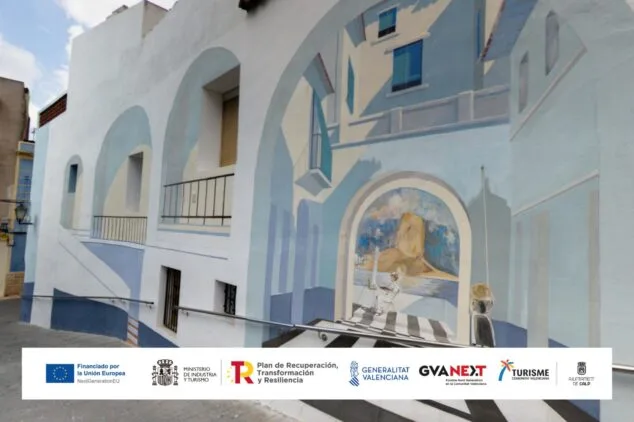 Calp lanza visitas virtuales inmersivas al Penyal d’Ifac, Banys de la Reina y su casco antiguo 2 Imagen: Pintura mural en la fachada de un edificio del casco antiguo de Calp.