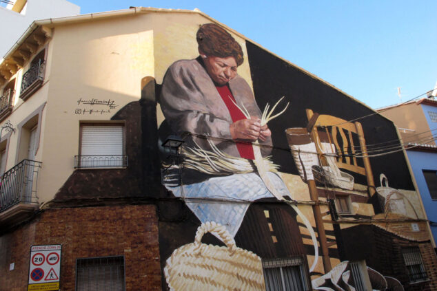 Art al Vent en Gata de Gorgos: guía para visitar la mayor exposición de arte textil de España 24 Imagen: Mural homenaje a el art de la llata en Gata de Gorgos