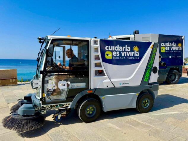 Imagen: Nueva barredora eléctrica de limpieza municipal de Teulada Moraira y Urbaser junto al mar.