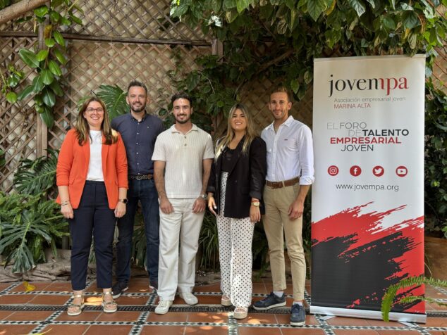 Imagen: Foto de grupo de la nueva junta directiva de Jovempa Marina Alta junto a un banner de la asociación.
