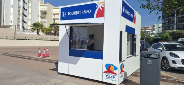 Imagen: Vista exterior del nuevo quiosco de información turística de Calp, con los logotipos de Tourist Info y el Ayuntamiento de Calp.