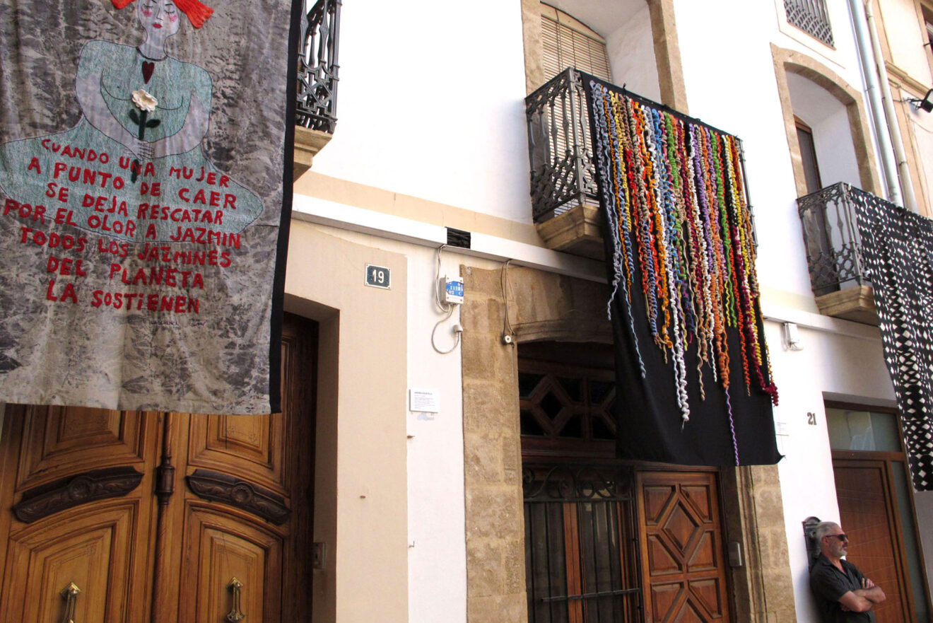 Obras de Art al Vent 2025 suspendidas sobre la calle de Gata de Gorgos