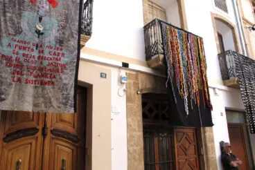 Obras de Art al Vent 2025 suspendidas sobre la calle de Gata de Gorgos