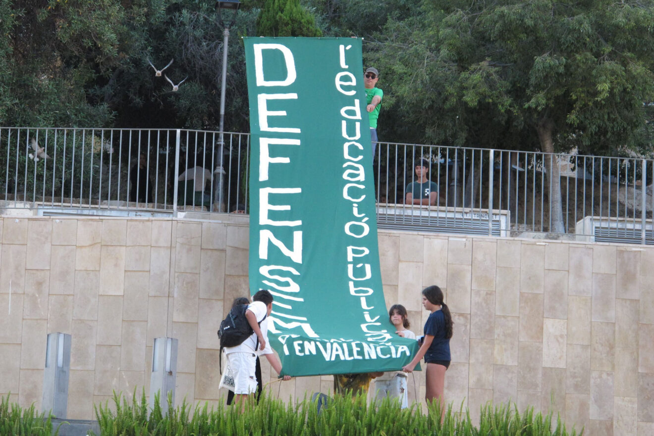 Pancarta en apoyo a la educación pública y a la huelga de docentes en Dénia