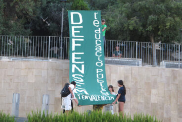 Pancarta en apoyo a la educación pública y a la huelga de docentes en Dénia