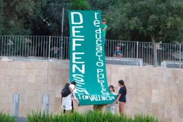 Pancarta en apoyo a la educación pública y a la huelga de docentes en Dénia
