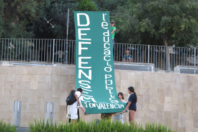 Imagen: Pancarta en apoyo a la educación pública y a la huelga de docentes en Dénia