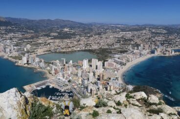 Vista panorámica de la costa y la ciudad de Calp desde una altura.
