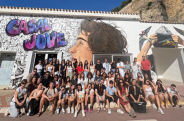La Xarxa Jove de la Marina Alta fomenta la participación juvenil con un nuevo foro 2 Foto de grupo de los participantes en el Fòrum Comarcal de Joventut frente al Casal Jove.