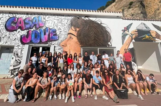 La Xarxa Jove de la Marina Alta fomenta la participación juvenil con un nuevo foro 1 Imagen: Foto de grupo de los participantes en el Fòrum Comarcal de Joventut frente al Casal Jove.