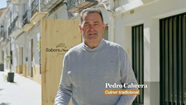 Imagen: Pedro Cabrera, cocinero tradicional, sonríe a cámara en una calle de Benissa.