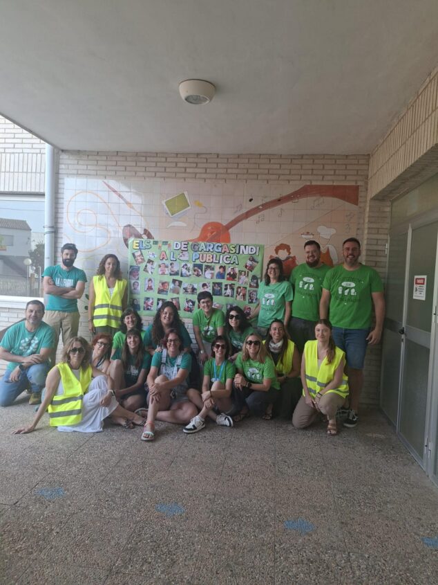 La comunidad educativa de la Marina Alta se moviliza en plena negociación con Conselleria por la inclusión 12 Grupo de personal del CPEE Gargasindi con camisetas verdes y chalecos amarillos posando frente a una pancarta por la educación pública.