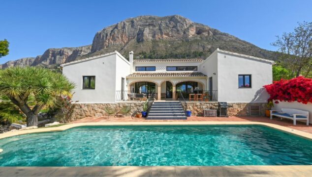 piscina con vistas al montgo