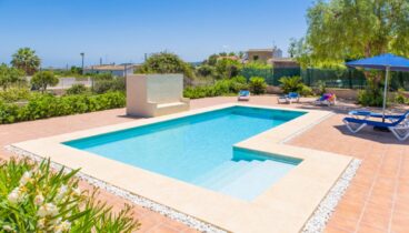 Piscina residencial limpia y libre de manchas de barro sahariano