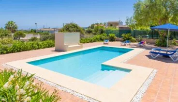 Piscina residencial limpia y libre de manchas de barro sahariano