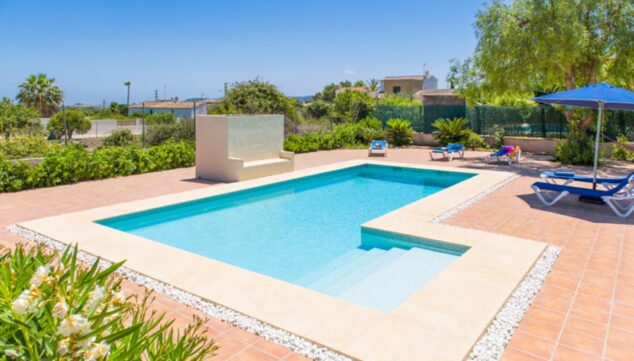 piscina residencial limpia y libre de manchas de barro sahariano