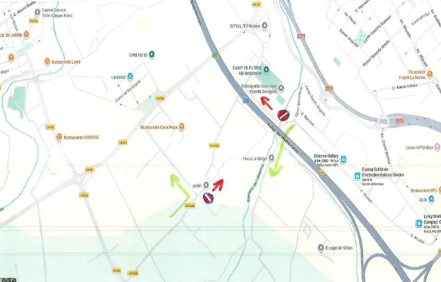 Imagen: Plano de Ondara con flechas verdes indicando nuevas direcciones y señales de prohibido el paso