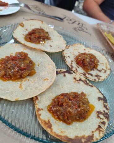 Platos tradicionales de la gastronomía valenciana elaborados con ingredientes de la despensa mediterránea