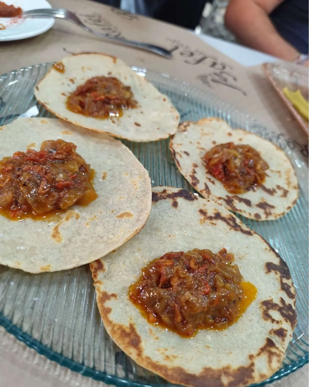Platos tradicionales de la gastronomía valenciana elaborados con ingredientes de la despensa mediterránea