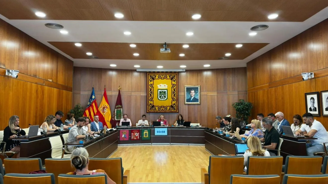 Pleno del Ayuntamiento de Calp aprobando ayudas económicas