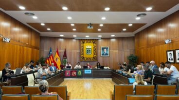 Pleno del Ayuntamiento de Calp aprobando ayudas económicas