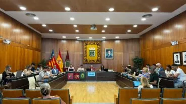 Pleno del Ayuntamiento de Calp aprobando ayudas económicas