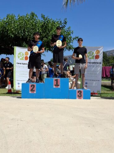 Atletas en el podio durante la clausura de las ligas escolares de la Marina Alta