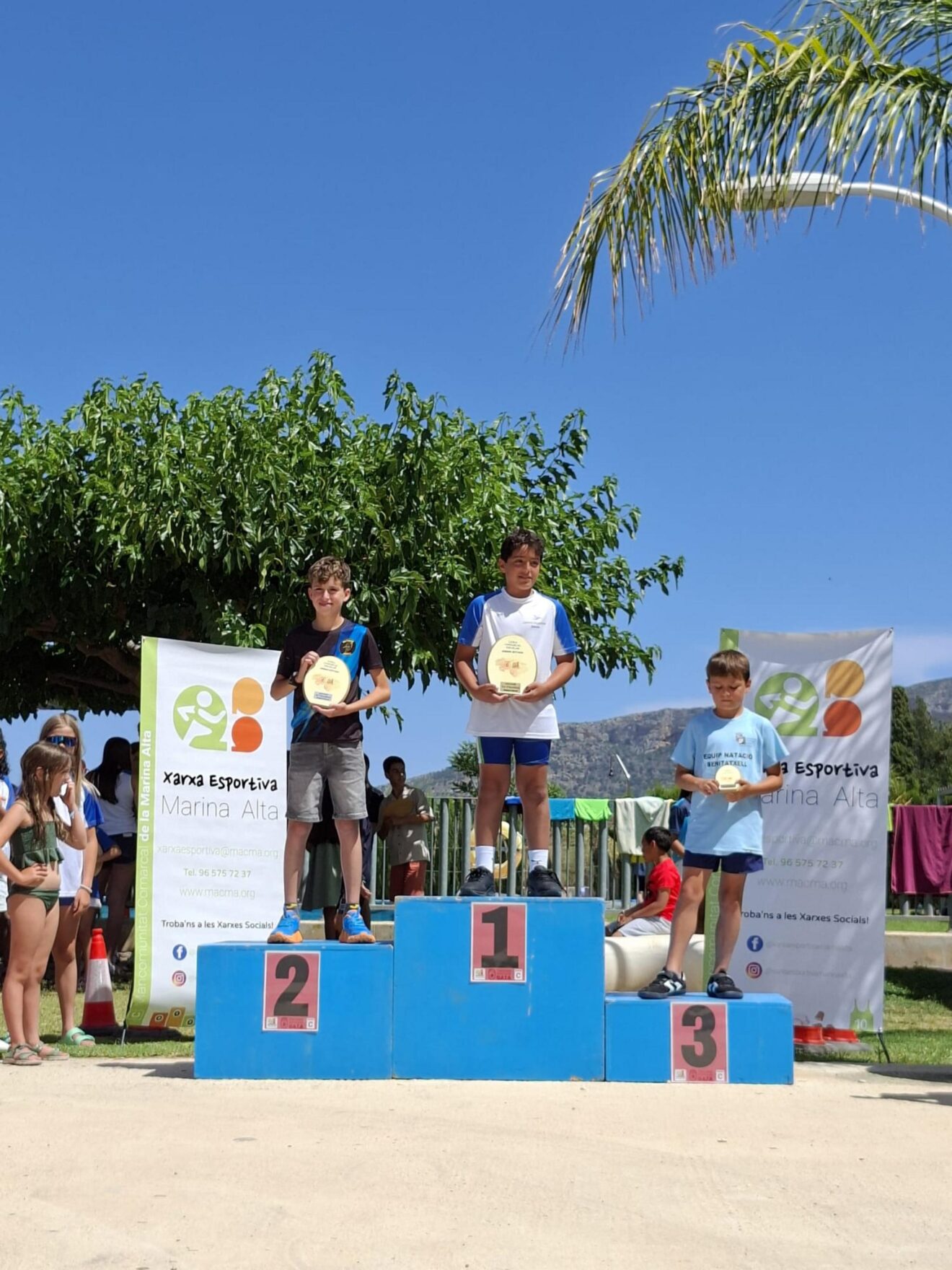 Podio de premiados en la clausura de las ligas deportivas escolares de la Marina Alta