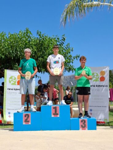 Podio de ganadores en la clausura de las ligas escolares de la Marina Alta
