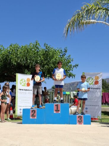 Podio de premiados en la clausura de las ligas deportivas escolares de la Marina Alta