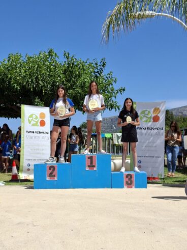 Podio de ganadoras en la clausura de las ligas deportivas escolares de la Marina Alta
