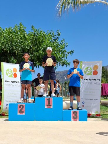 Podio de ganadores en la clausura de las ligas escolares de la Marina Alta