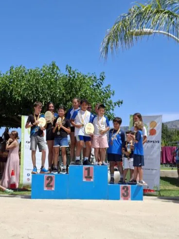 Podio de premiados en las ligas escolares de la Marina Alta