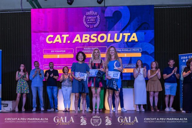 Fran López y Mª Isabel Ferrer, campeones absolutos del Circuit a Peu Marina Alta 2026 3 Imagen: María Isabel Ferrer y las otras dos clasificadas en el podio absoluto femenino del Circuit a Peu Marina Alta 2026.