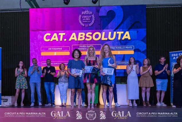 Imagen: María Isabel Ferrer y las otras dos clasificadas en el podio absoluto femenino del Circuit a Peu Marina Alta 2026.