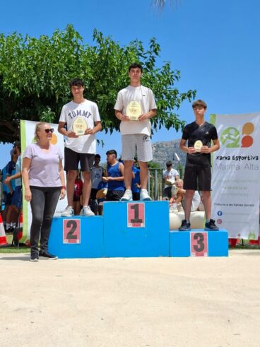 Podio con ganadores en la clausura de las ligas escolares de la Marina Alta