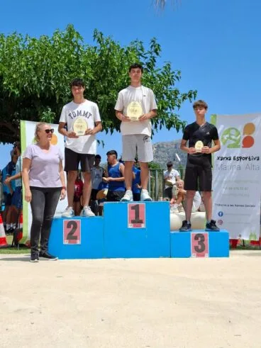 Podio con ganadores en la clausura de las ligas escolares de la Marina Alta