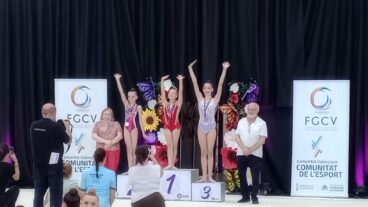 Gimnastas del Club Calpe en el podio tras su clasificación nacional