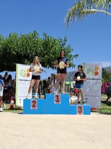 Podio de ganadoras en la clausura de las ligas escolares de la Marina Alta